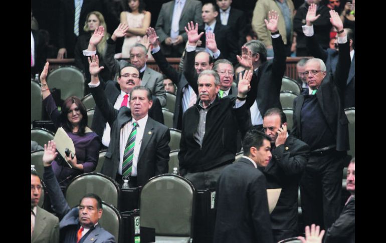 Legisladores participan en una de las votaciones durante la sesión de ayer en San Lázaro. EL UNIVERSAL  /