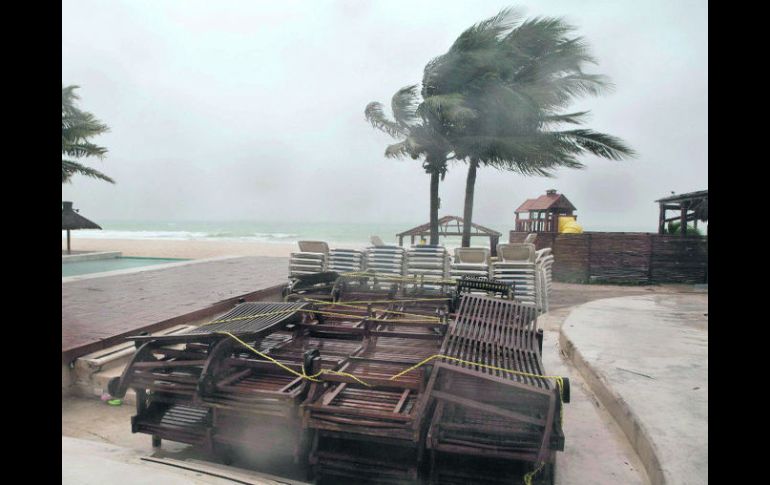 Decenas de camastros lucen apilados en un hotel de Playa del Carmen. REUTERS  /