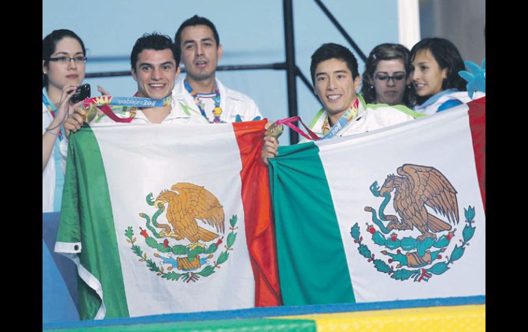 Yahel Castillo y Julián Sánchez muestran sus medallas que ganaron en el trampolín de tres metros. NTX  /