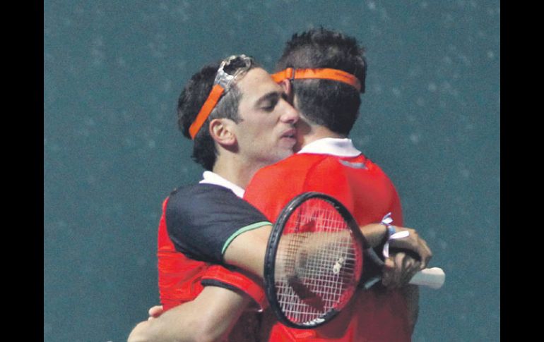 Los hermanos Rodríguez Faisal, entrenadores y frontenistas de Guadalajara, festejan uno de los oros que el deporte dio al país. NTX  /