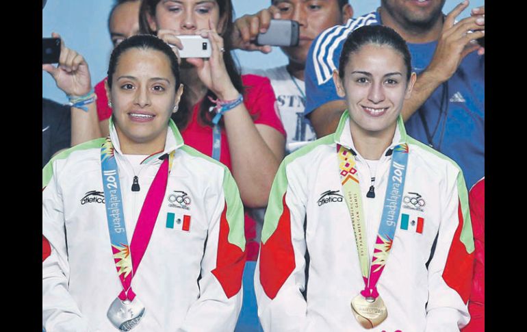 Orgullos mexicanos. Tatiana Ortiz y Paola Espinoza, felices con el 1-2 de ayer. NTX  /