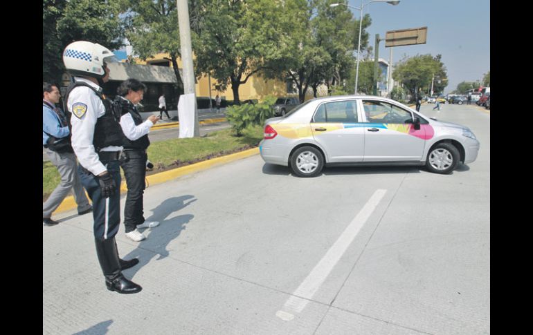 Un tránsito mira como la circulación es interrumpida.  /