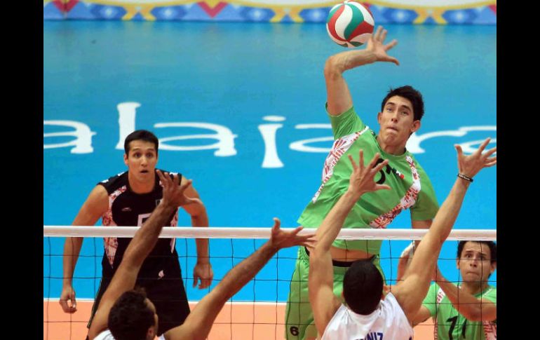 Samuel Córdova y el equipo mexicano durante el partido contra Puerto Rico. MEXSPORT  /