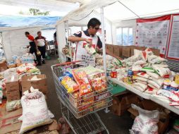 La Cruz Roja prepara el tercer tráiler con 15 toneladas de ayuda humanitaria.  /