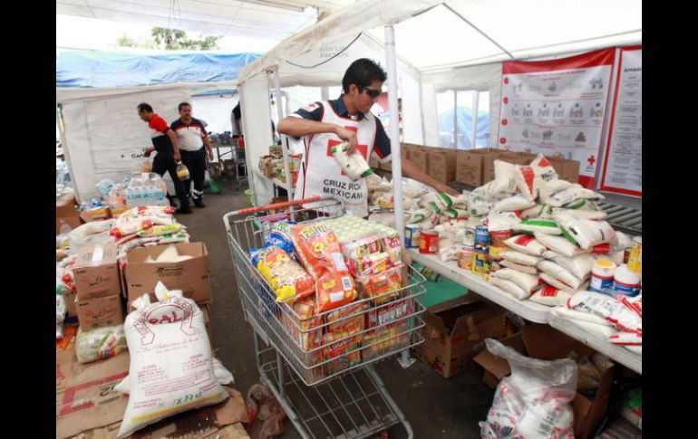 La Cruz Roja prepara el tercer tráiler con 15 toneladas de ayuda humanitaria.  /