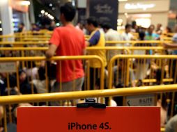 El nuevo iPhone 4S que llegó hoy a 22 países. EFE  /