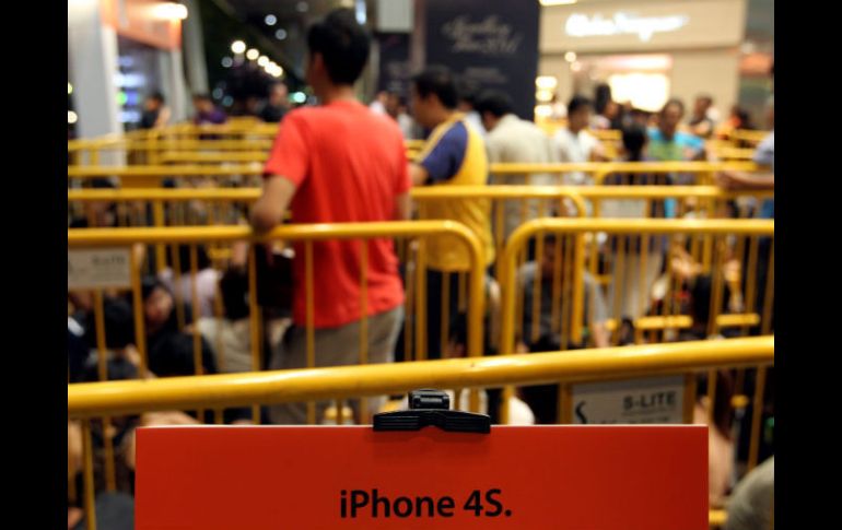 El nuevo iPhone 4S que llegó hoy a 22 países. EFE  /