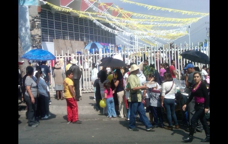 Desde temprana hora los feligreses comenzaron a arribar a la parroquia.  /