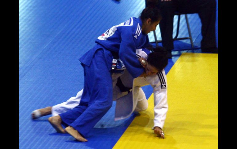 Karina Acosta, de México, luchando contra su rival estadounidense. MEXSPORT  /