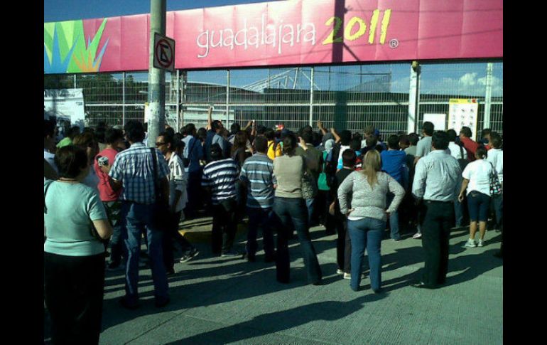 Aficionados enfurecidos bloquean la calle Ávila Camacho al no poder ingresar al Estadio de Voleibol. ESPECIAL  /