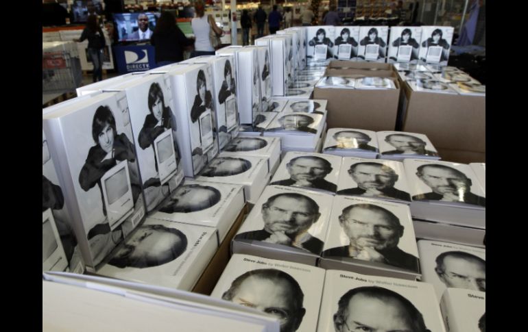 La biografía autorizada de Jobs escrita por Walter Isaacson. AP  /