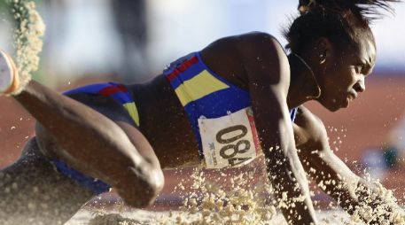 Catherine Ibarguen se lleva el oro y en récord. AP  /