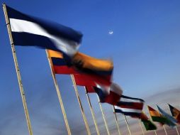 Banderas de los países participantes en la XXI Cumbre Iberoamericana ondean en el aeropuerto de la ciudad de Asunción. EFE  /