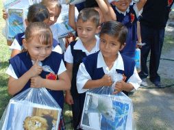 Los ayuntamientos de la metrópoli han aumentado los apoyos para estudiantes de educación básica con uniformes e útiles. ARCHIVO  /