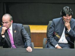 Felipe Calderón Hinojosa y Evo Morales (derecha), durante la XXI Cumbre de Jefes de Estado y de Gobierno, en Asunción. AP  /