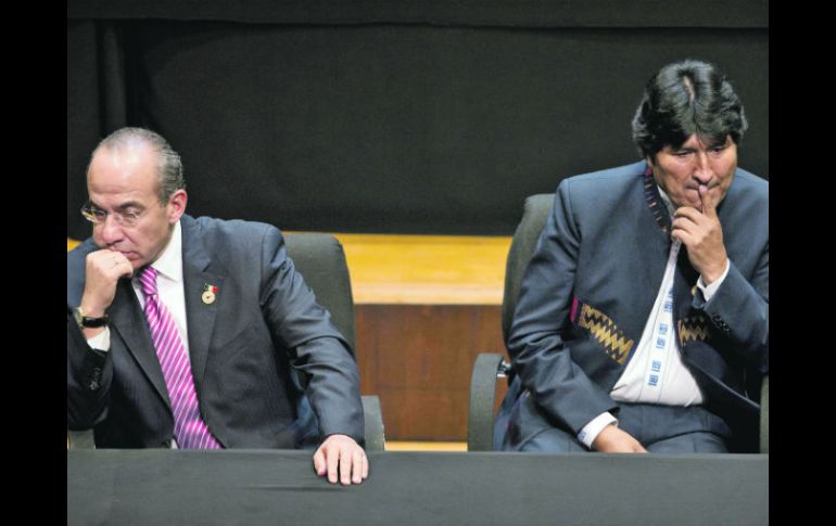 Felipe Calderón Hinojosa y Evo Morales (derecha), durante la XXI Cumbre de Jefes de Estado y de Gobierno, en Asunción. AP  /