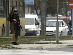 Imagen de Mevlid Jasarevic, armado con un fusil de asalto AK-47, que ha disparado contra la embajada de Estados Unidos en Bosnia. EFE  /