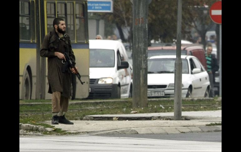 Imagen de Mevlid Jasarevic, armado con un fusil de asalto AK-47, que ha disparado contra la embajada de Estados Unidos en Bosnia. EFE  /