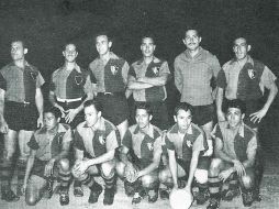 El arquero Jaime “Tubo” Gómez (segundo der. a izq. arriba) vistió la casaca de Zorros en 1958 en un amistoso ante Lanús. ESPECIAL  /