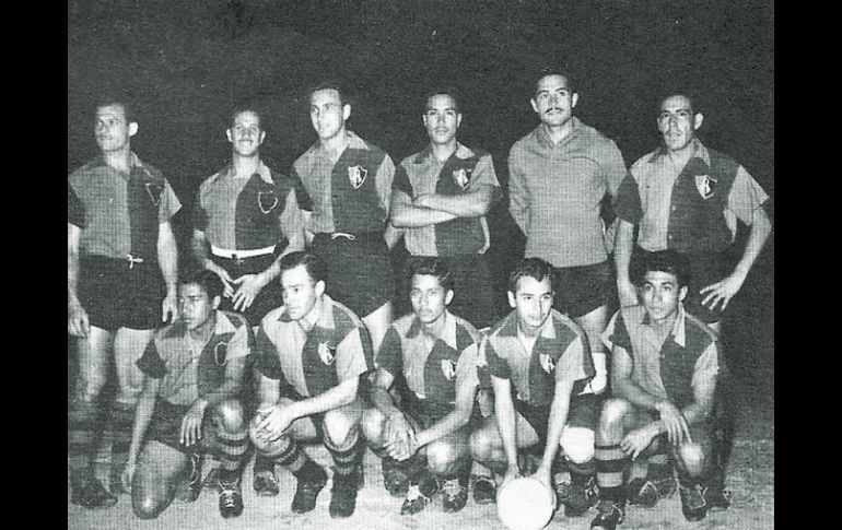 El arquero Jaime “Tubo” Gómez (segundo der. a izq. arriba) vistió la casaca de Zorros en 1958 en un amistoso ante Lanús. ESPECIAL  /