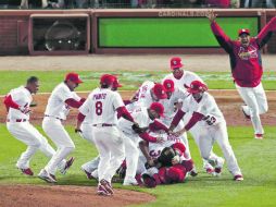 Los jugadores de los Cardenales de San Luis hicieron la clásica pila de amontonamiento. REUTERS  /