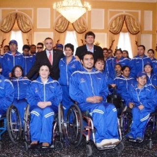 Presidente salvadoreño entrega Pabellón a atletas de Parapanamericanos