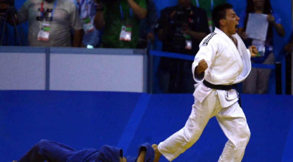 Nabor Castillo, de blanco, festeja su victoria ante Perú. MEXSPORT  /