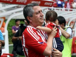 Jorge Vergara observa 'sus Chivas' durante un juego de las jornadas pasadas del Apertura. MEXSPORT  /