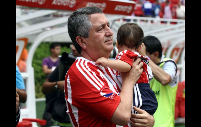 Jorge Vergara observa 'sus Chivas' durante un juego de las jornadas pasadas del Apertura. MEXSPORT  /