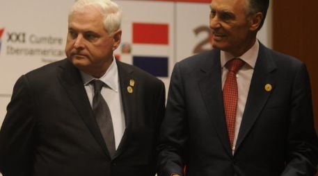 El presidente de Portugal, Anibal Cavaco, conversa con el presidente de Panamá, Ricardo Martinelli, durante Cumbre Iberoamericana. EFE  /