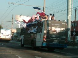 Un grupo de la porra rojiblanca se dejó ver a la altura de tránsito en un camión. ALEJANDRO RAMÍREZ  /