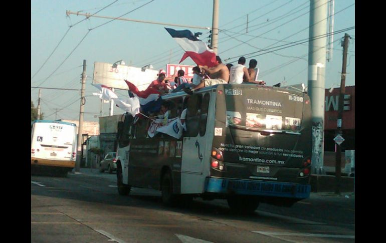 Un grupo de la porra rojiblanca se dejó ver a la altura de tránsito en un camión. ALEJANDRO RAMÍREZ  /