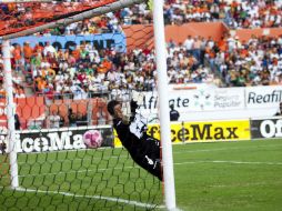 Alejandro Palacios (D) de Pumas, deja pasar uno de los goles que Chiapas anotó durante el encuentro. MEXSPORT  /