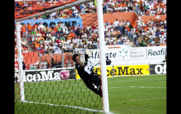 Alejandro Palacios (D) de Pumas, deja pasar uno de los goles que Chiapas anotó durante el encuentro. MEXSPORT  /