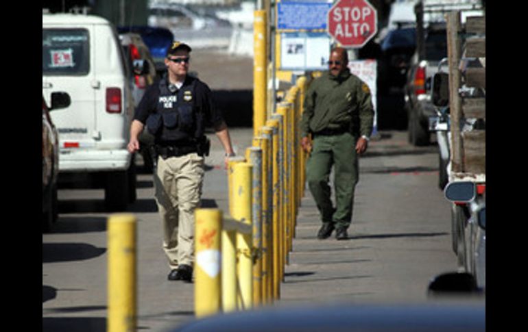 Se intensificaron las revisiones a los automovilista que esparan cruzar la frontera hacia los EU por la Garita de Tijuana-San Ysidro.  /