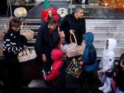 Barack Obama y la primera dama Michelle Obama reparten camamelos a los niños por Halloween. REUTERS  /