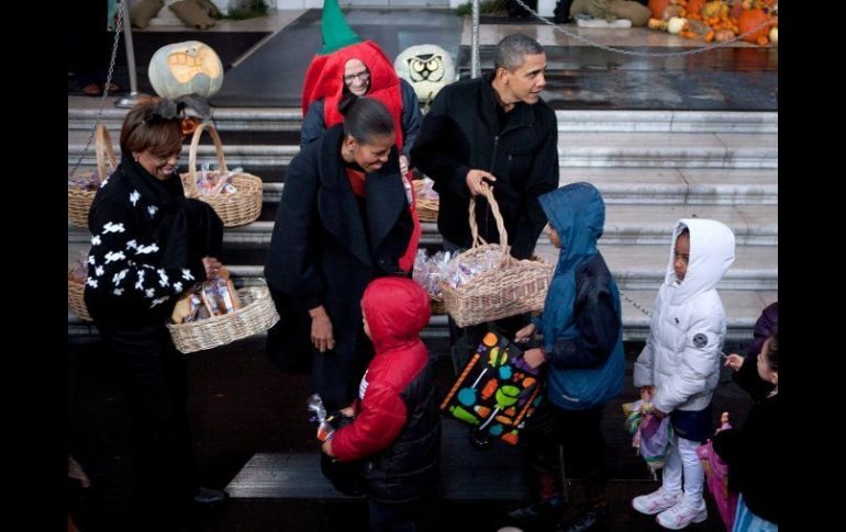 Barack Obama y la primera dama Michelle Obama reparten camamelos a los niños por Halloween. REUTERS  /