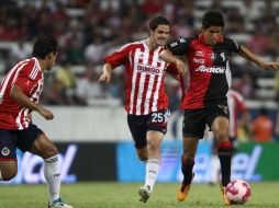 Durante el partido los jugadores Antonio Gallardo(I) de Chivas y  Alejandro Barraza (I) de Atlas se disputaban el balón. MEXSPORT  /