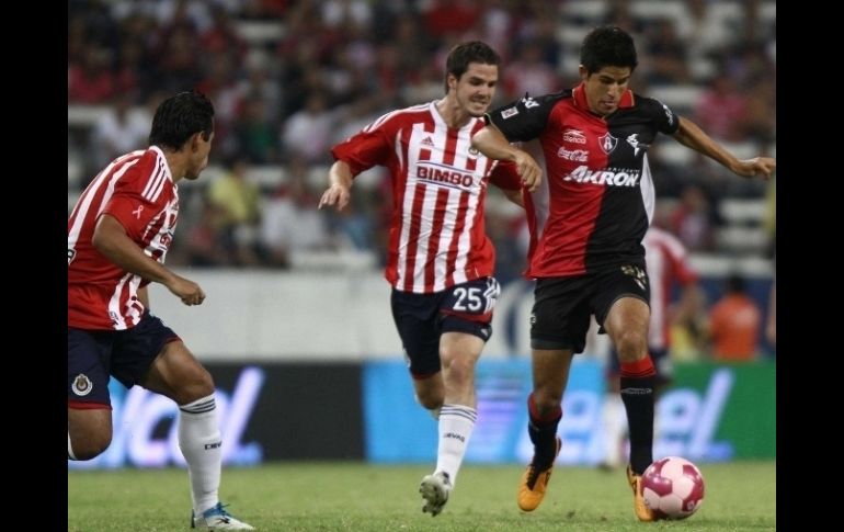 Durante el partido los jugadores Antonio Gallardo(I) de Chivas y  Alejandro Barraza (I) de Atlas se disputaban el balón. MEXSPORT  /