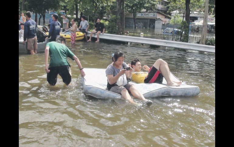 Los tailandeses sufren el paso de las inundaciones. EFE  /