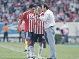 El técnico del Guadalajara, Fernando Quirarte (der.), le da indicaciones a sus jugadores. MEXSPORT  /