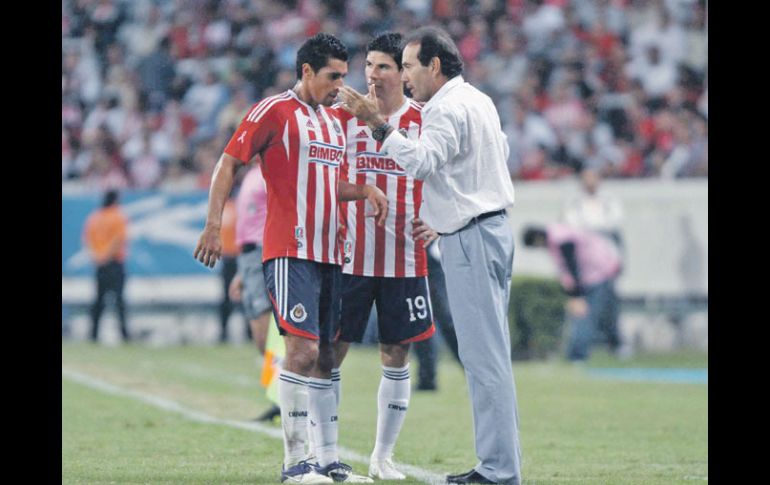 El técnico del Guadalajara, Fernando Quirarte (der.), le da indicaciones a sus jugadores. MEXSPORT  /