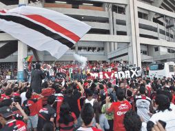 Las barras del Atlas entraron con mucho ánimo al Estadio Jalisco.  /