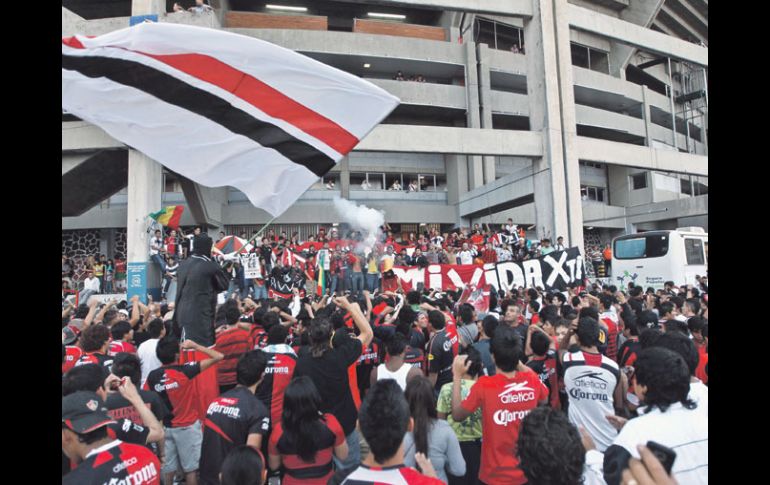 Las barras del Atlas entraron con mucho ánimo al Estadio Jalisco.  /