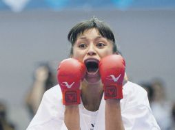 Así festejó Bertha Gutiérrez la única medalla que obtuvo el karate nacional. EFE  /