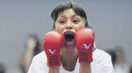 Así festejó Bertha Gutiérrez la única medalla que obtuvo el karate nacional. EFE  /