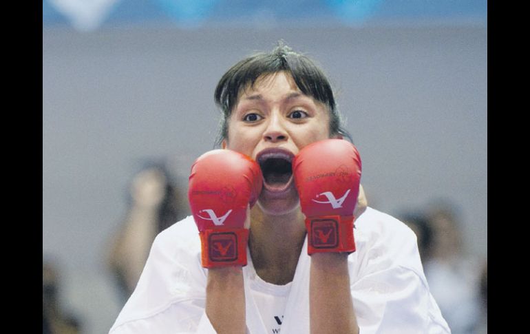 Así festejó Bertha Gutiérrez la única medalla que obtuvo el karate nacional. EFE  /