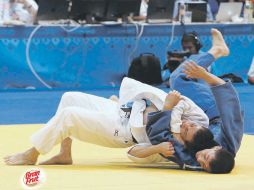 Nabor Castillo, de azul, perdió con el brasileño Felipe Kitadai en el combate por el oro. NTX  /