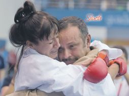 Bertha y su padre Carmelo Gutiérrez celebran el triunfo en el Gimnasio San Rafael. AFP  /