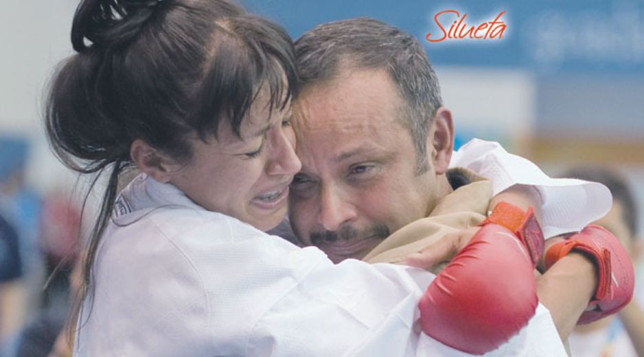 Bertha y su padre Carmelo Gutiérrez celebran el triunfo en el Gimnasio San Rafael. AFP  /